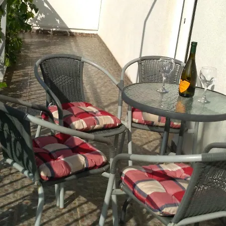 Apartman Mara Feriehus Šestanovac